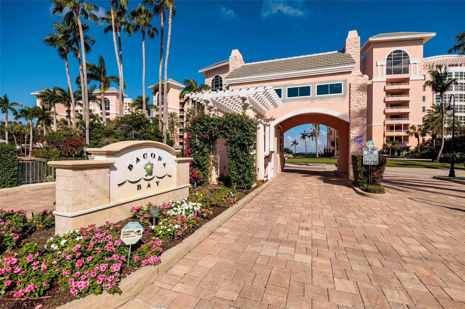 24-hour guard gate & additional owner entrance.