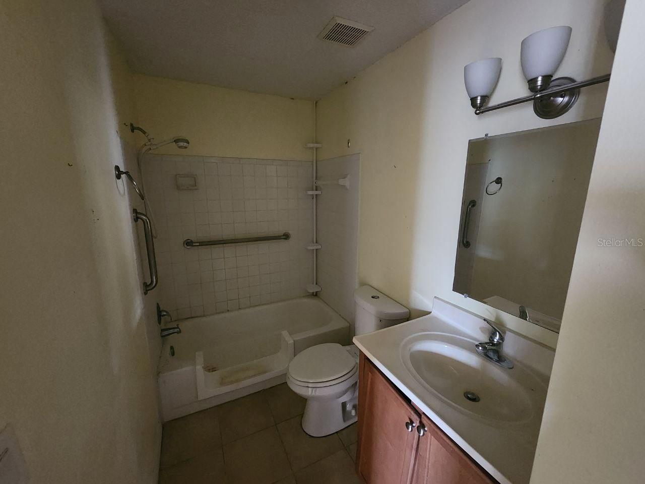 Bathroom w/ Walk In Shower