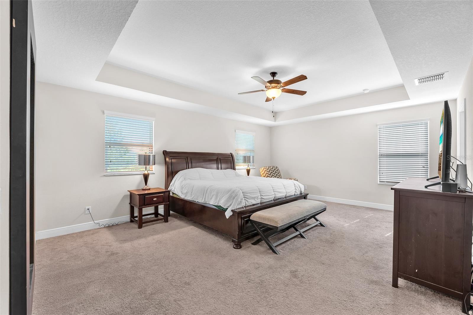 Primary suite, 2 walk-in closets