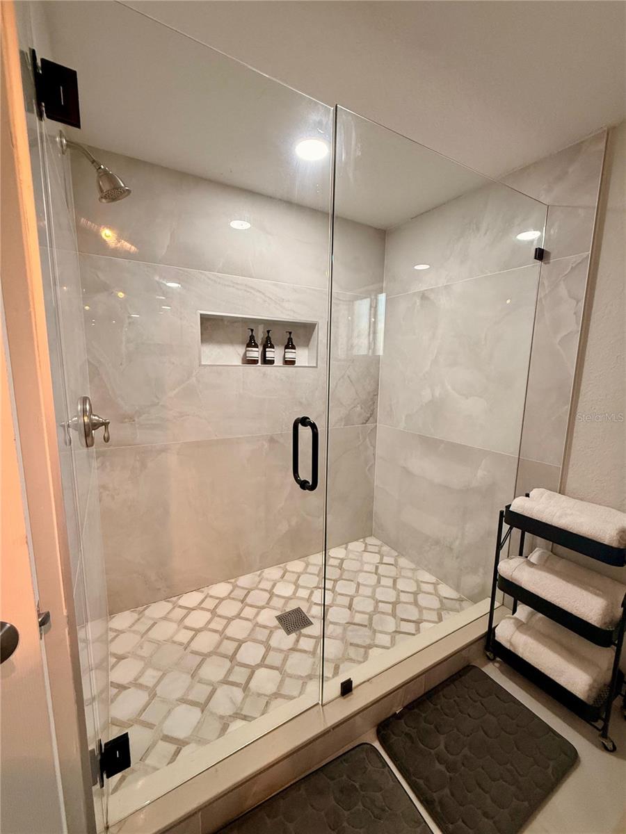 Second bathroom 2nd floor