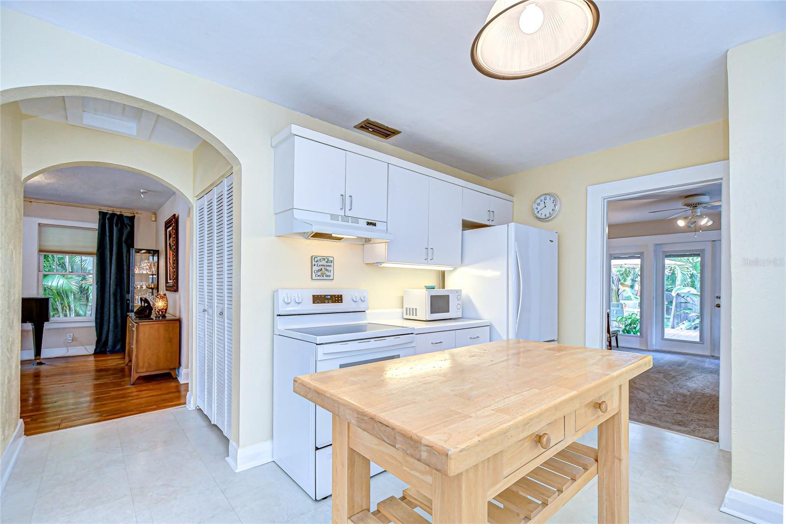 Light and bright kitchen