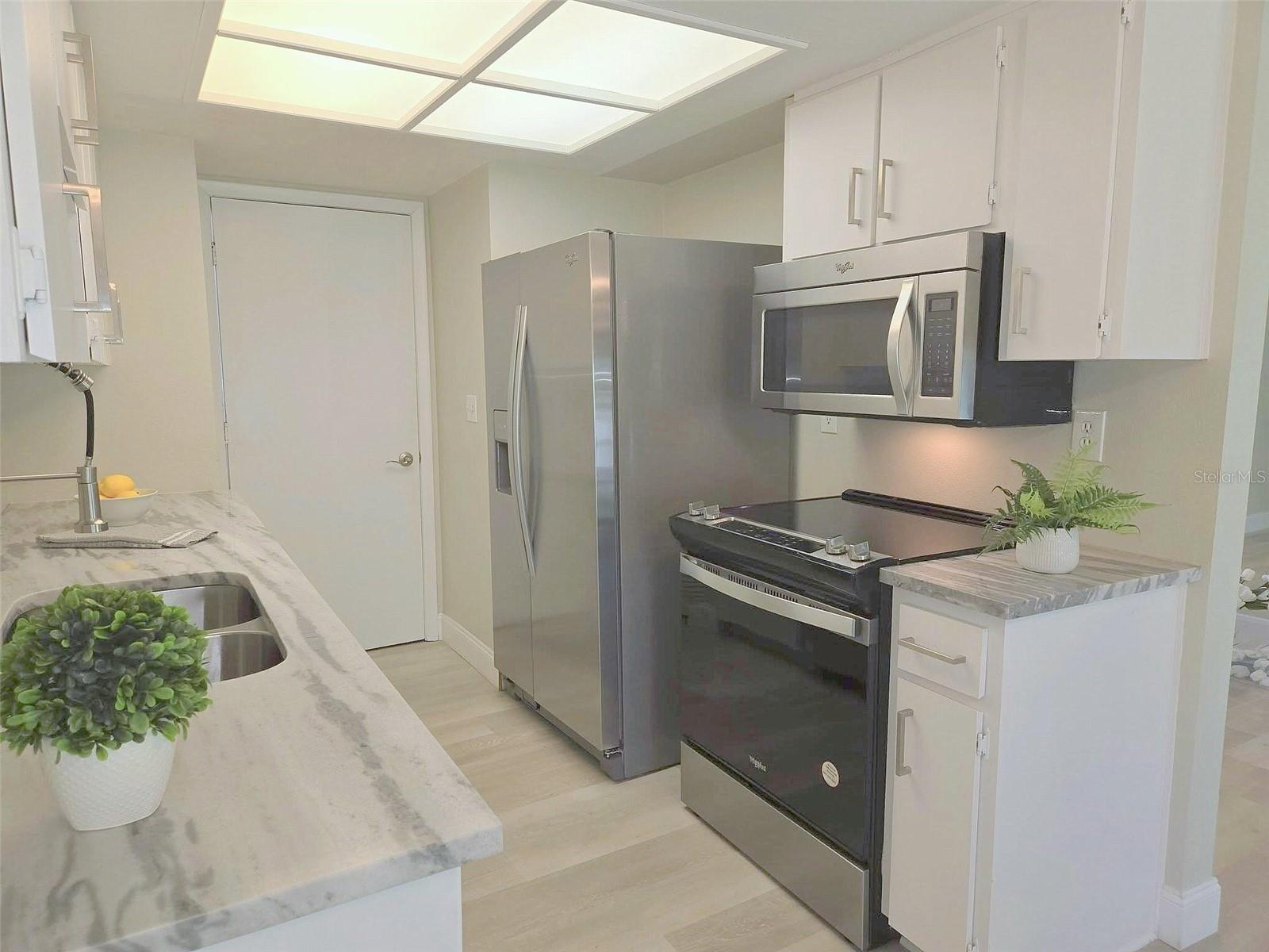 A new refrigerator with water & ice has been added ~