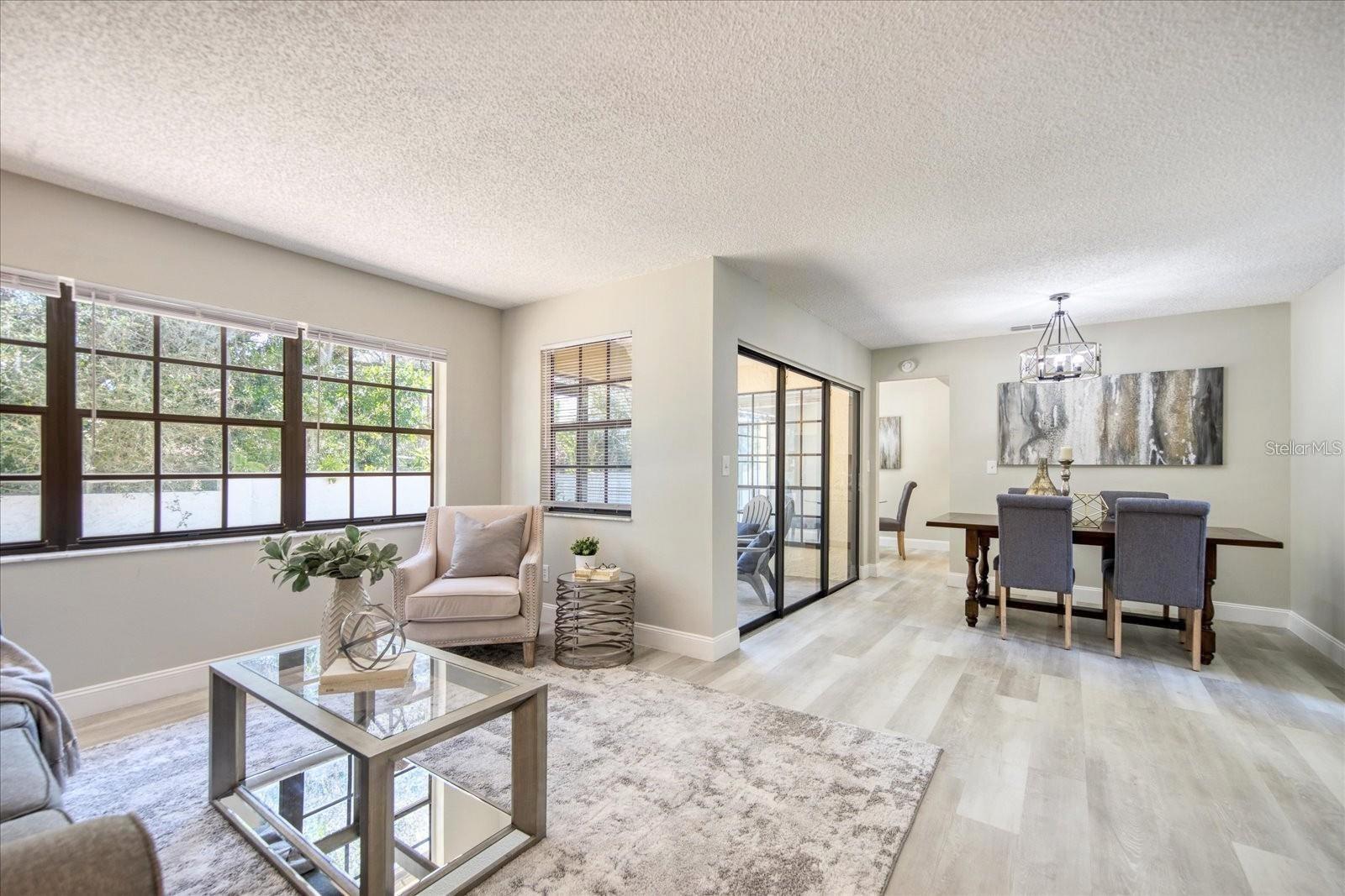 Enjoy spacious rooms and abundant natural light~