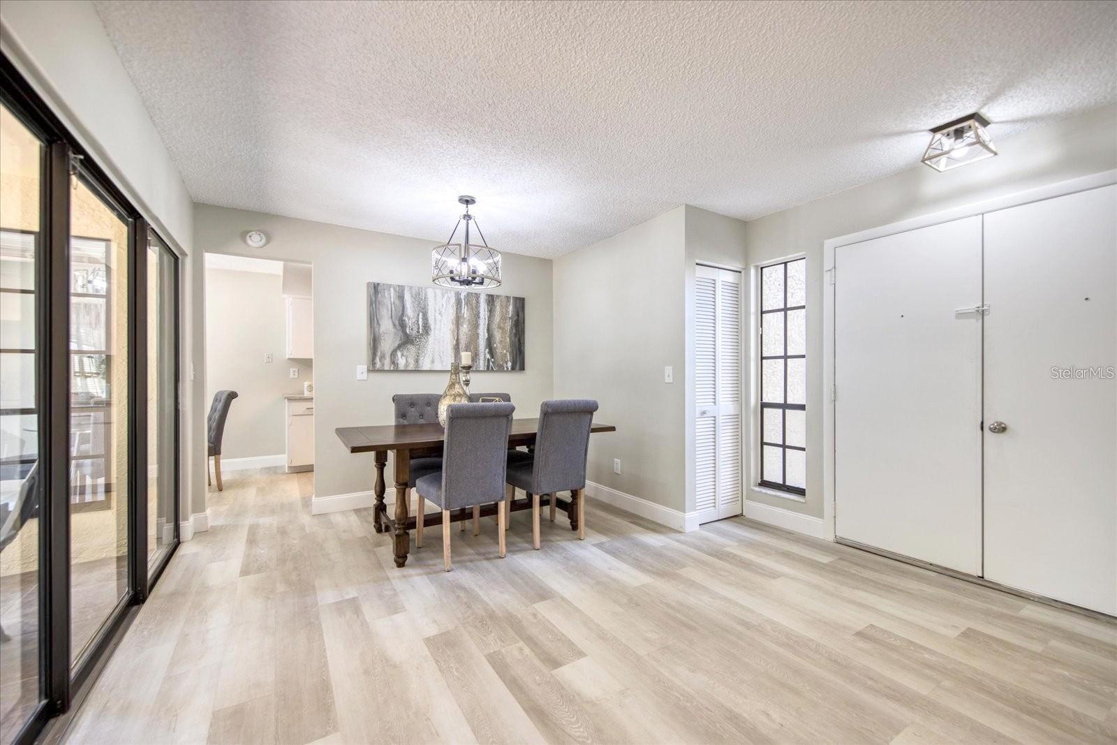 Right size dining area & an entry closet~