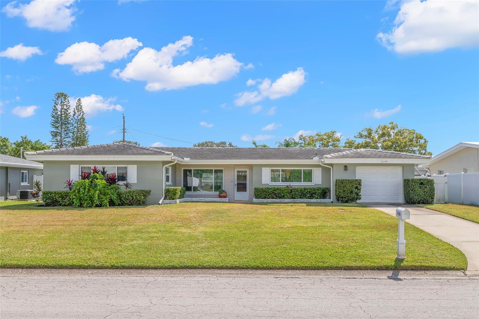 Beautiful updated Belleaire Bluffs single level home!