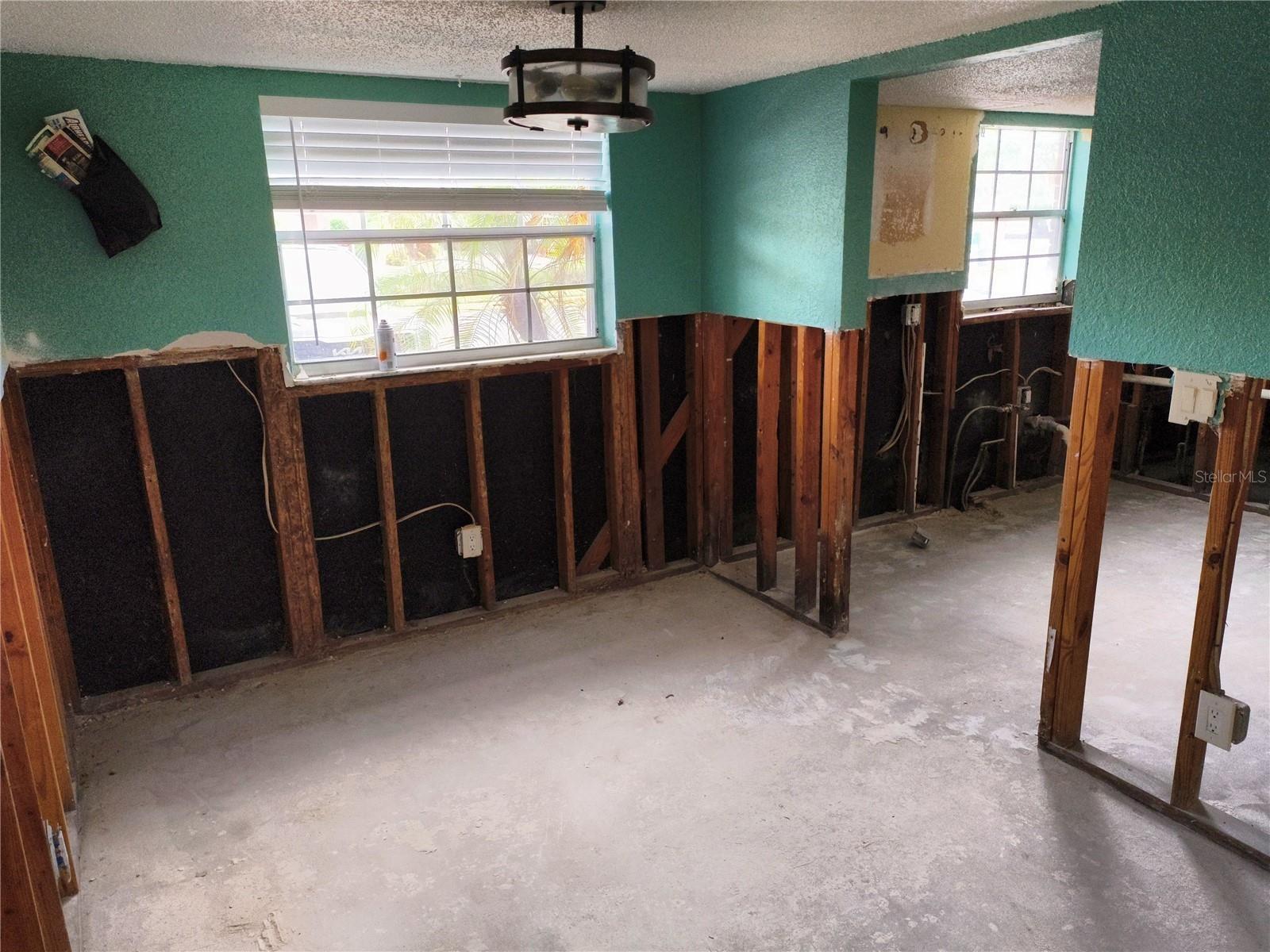 dinette off the kitchen is large enough to seat 6