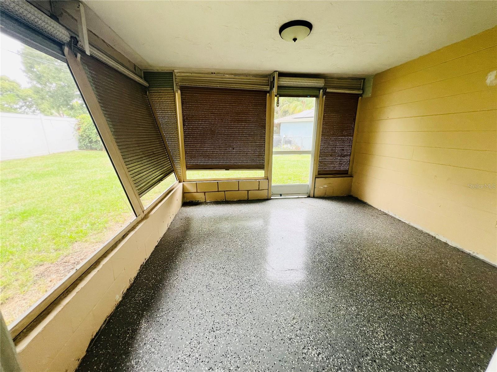 SCREENED LANAI