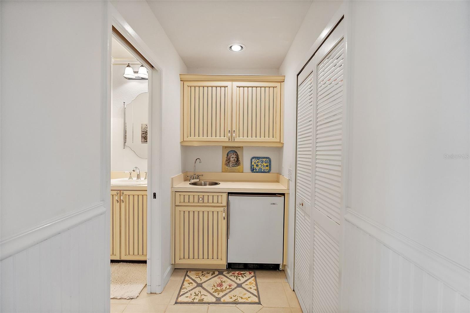 Coffee/wet bar area