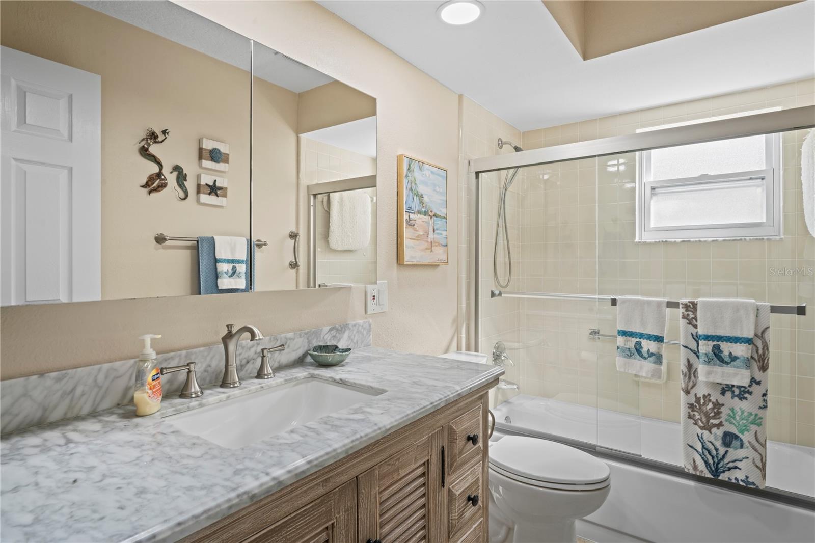 Hall bath with tub