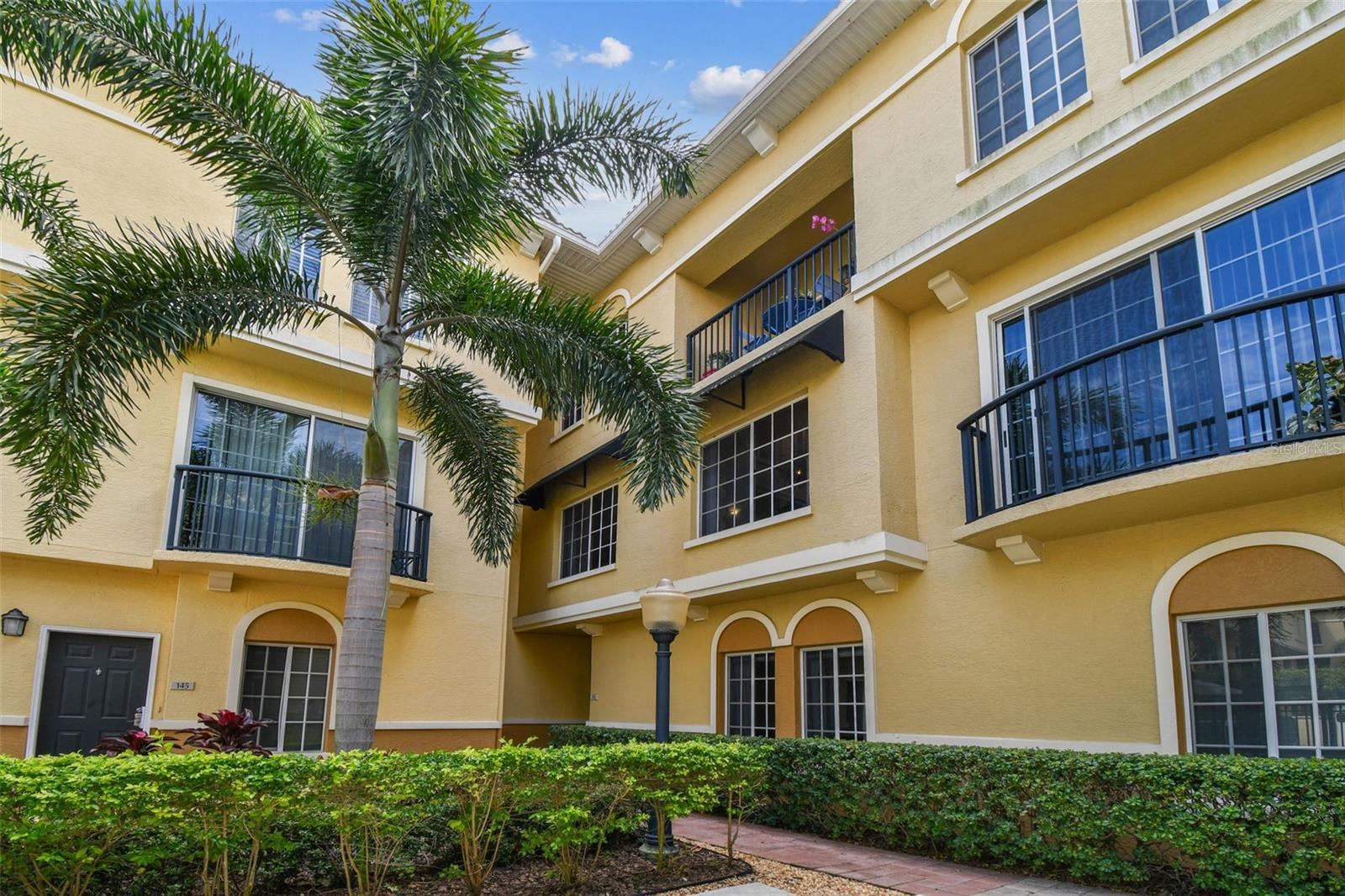 143 Grand Beach Front Entrance Close to the Pool