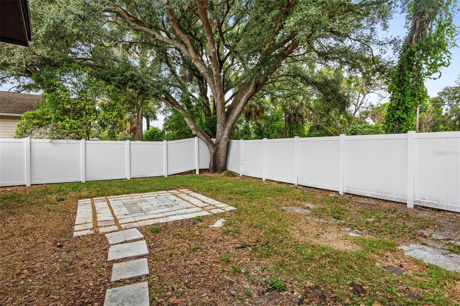 Larged fenced back yard with storage sheds, no back neighbors - empty lot