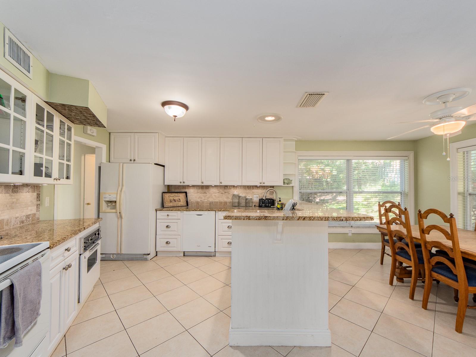 HUGE KITCHEN WITH BREAKFAST BAR