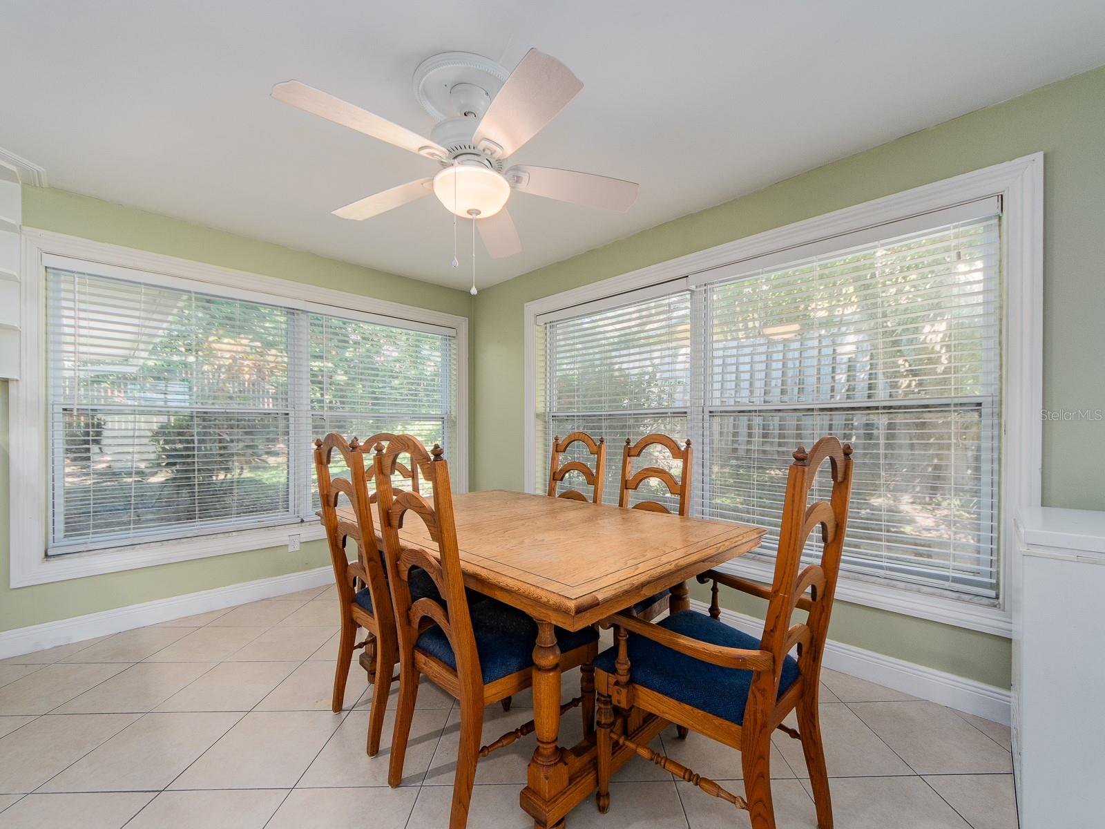 EAT-IN KITCHEN