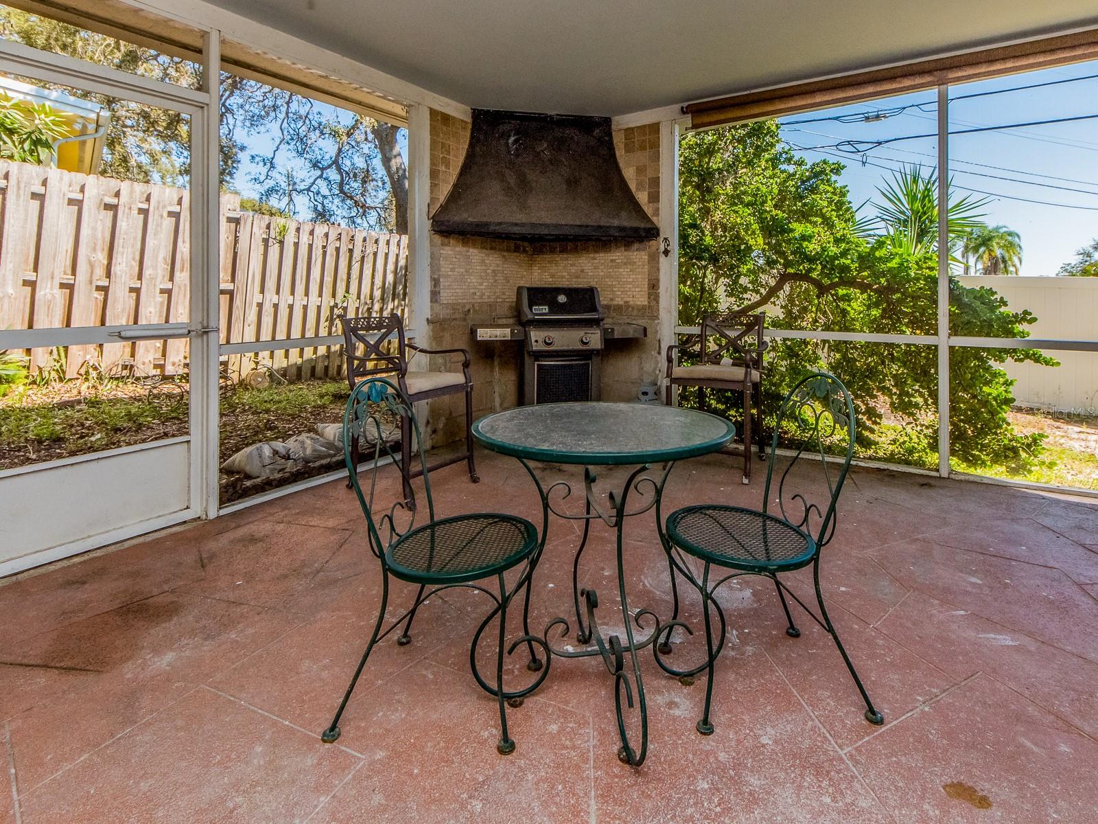 LARGE SCREENED PORCH