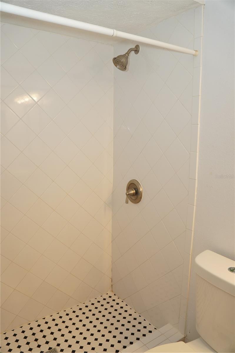 TB8437165