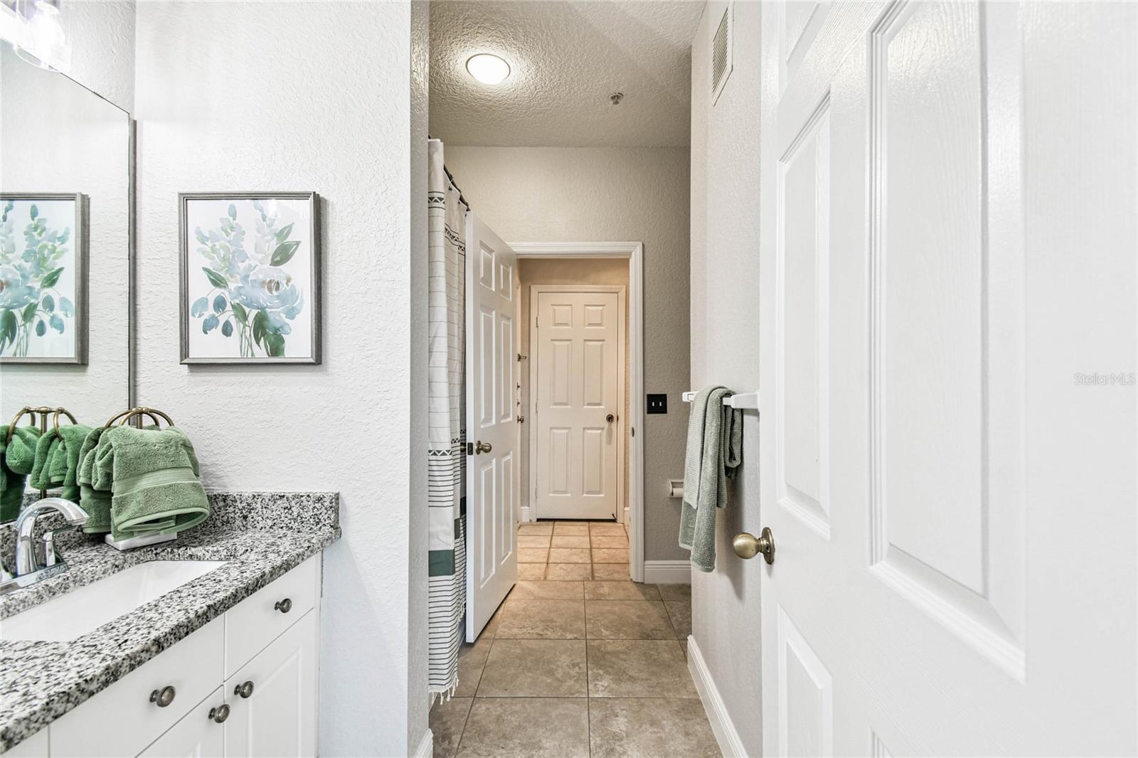 Full bathroom with entrance from Bedroom 1