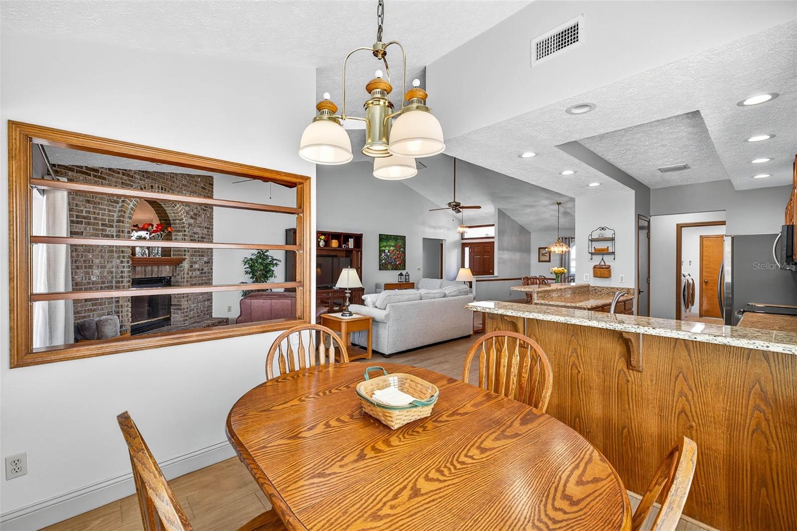Eat-in space in kitchen