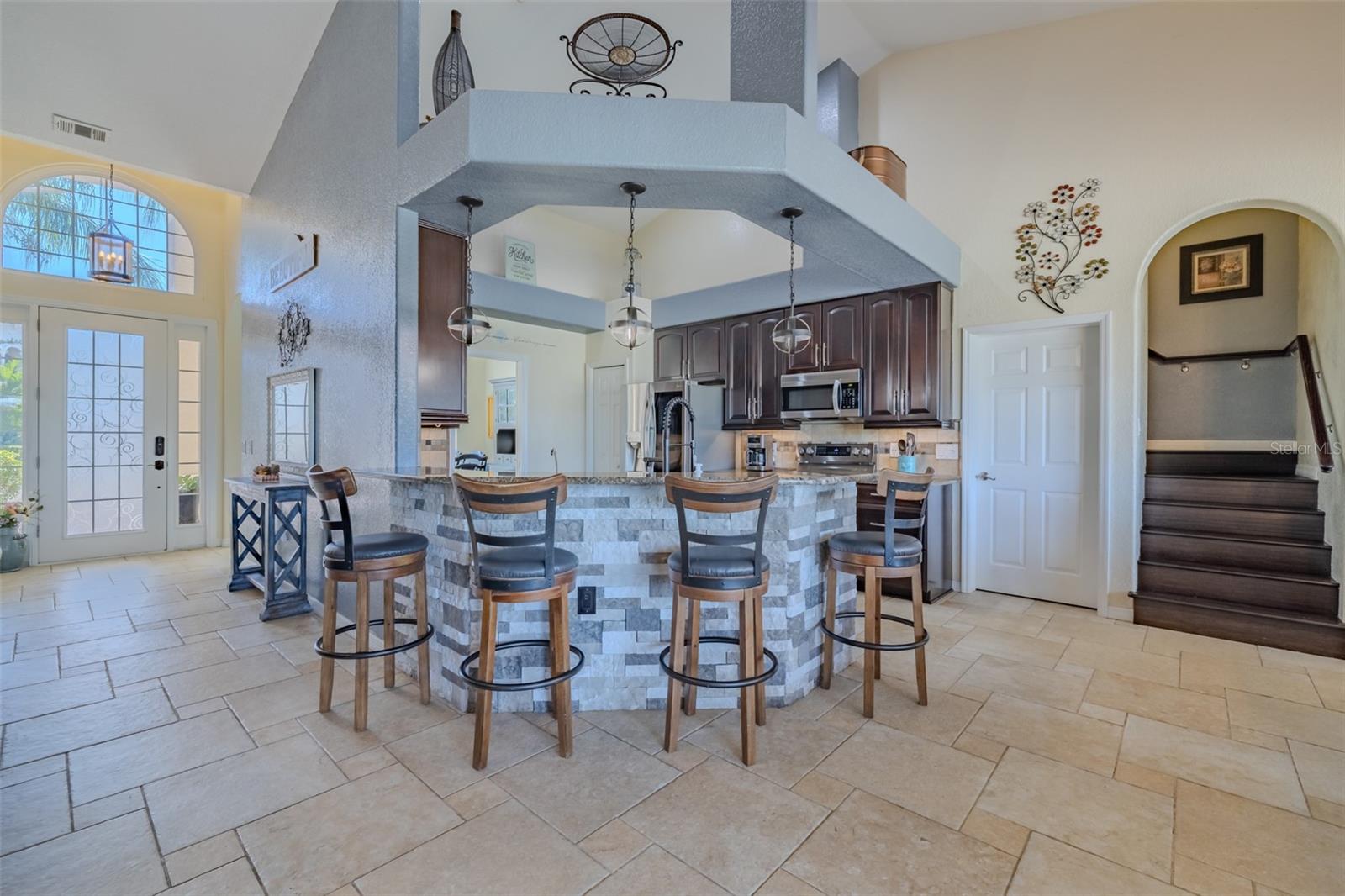 Kitchen breakfast bar
