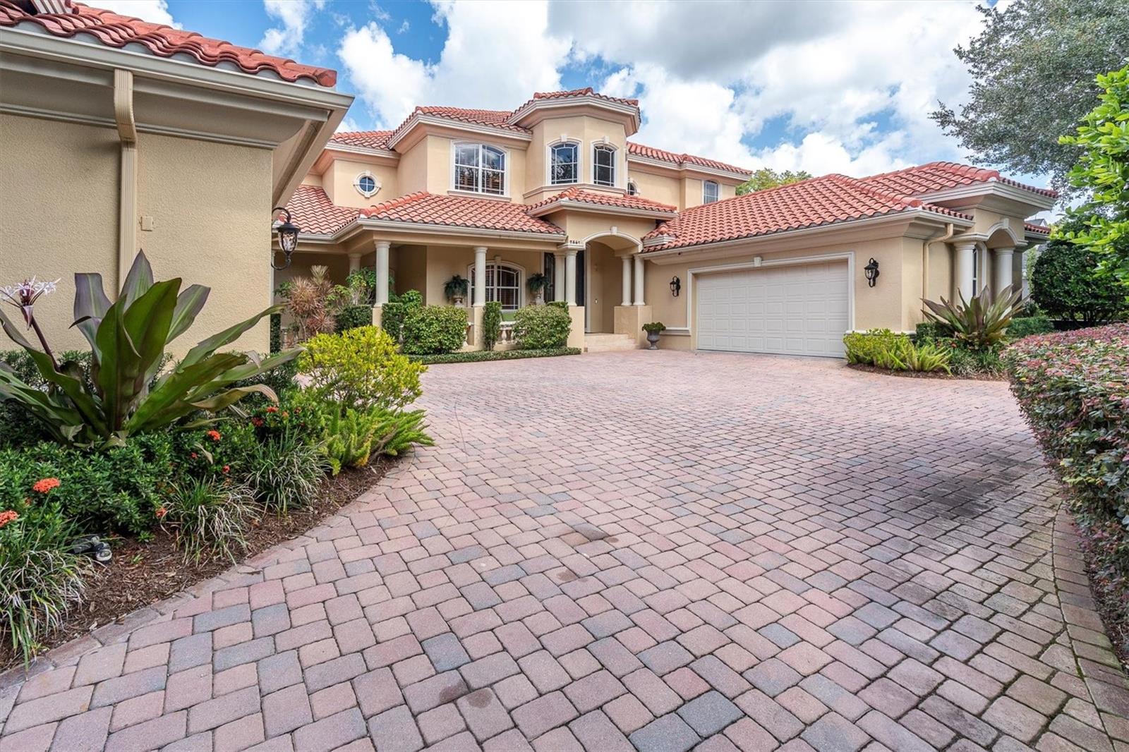 2861 Roehampton Close