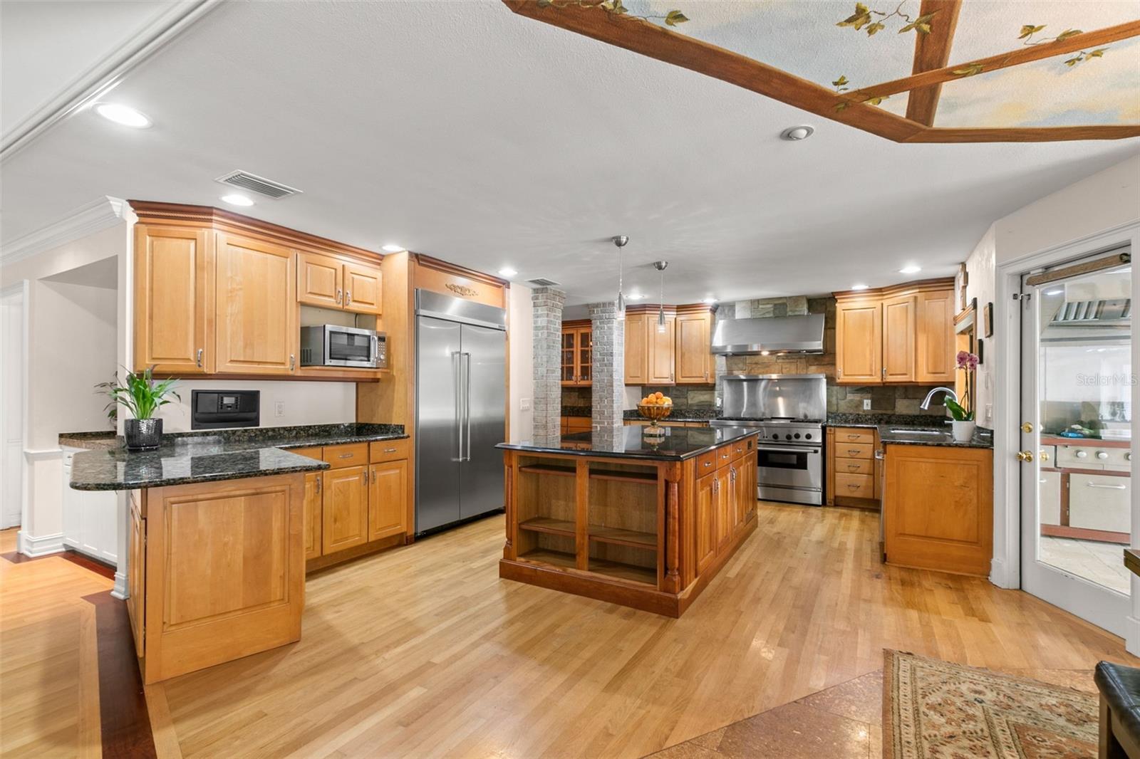 Expansive kitchen