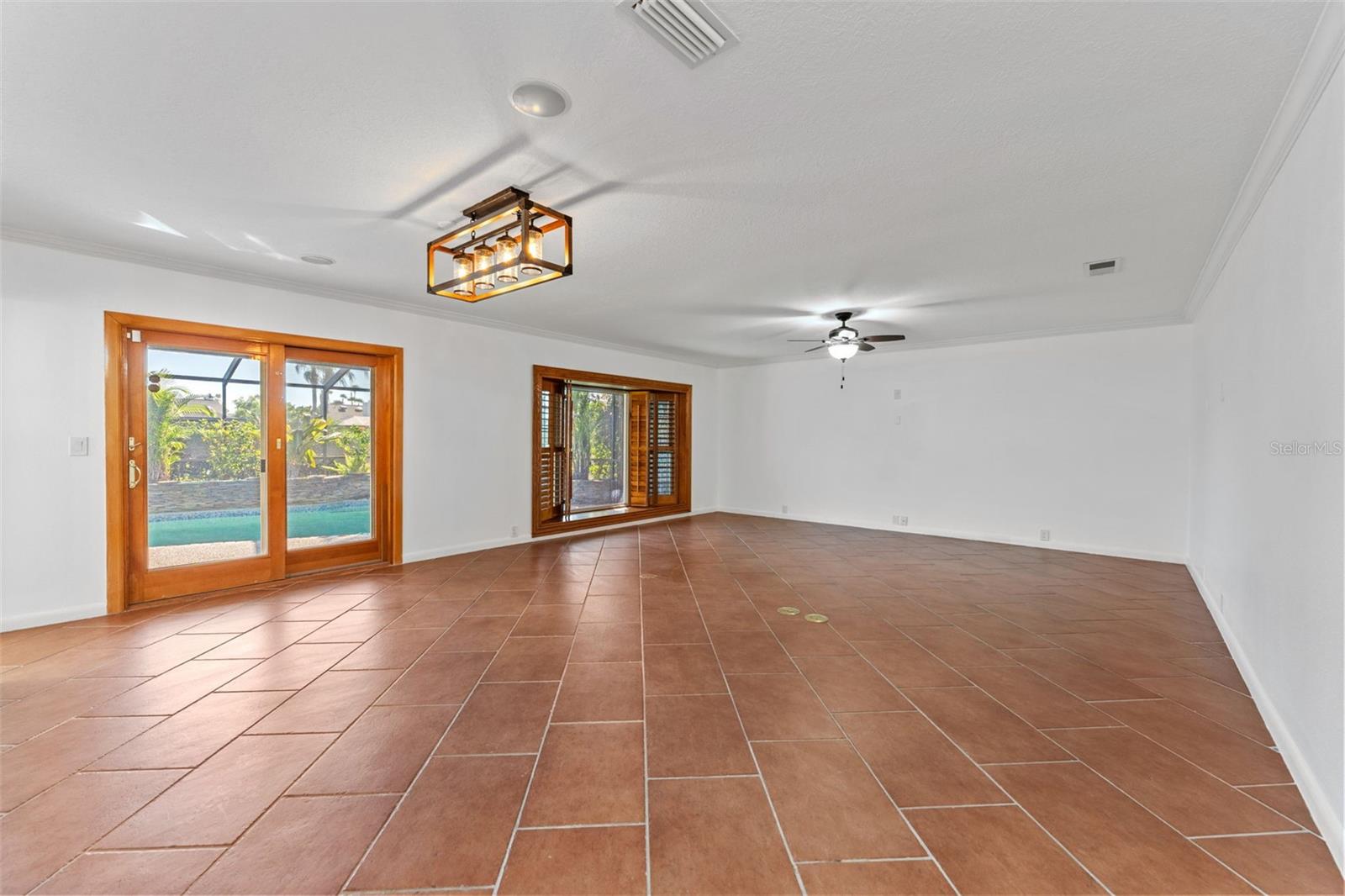 living room/dining room combo