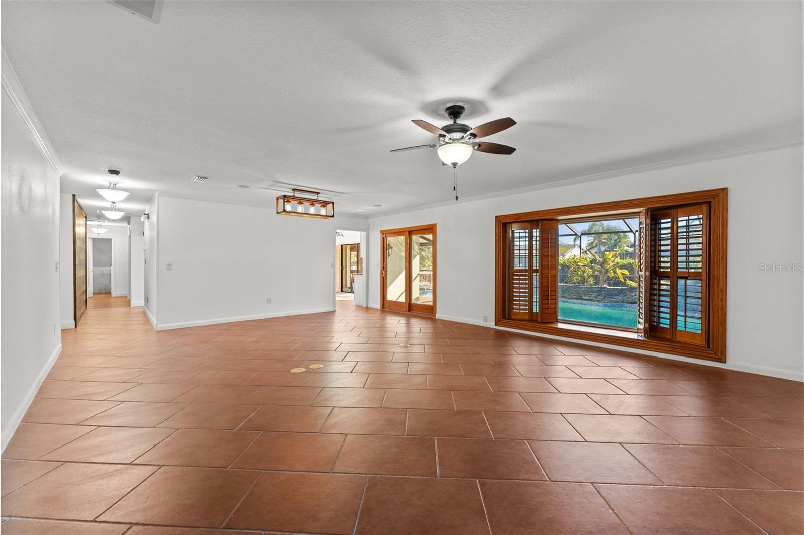 living room/dining room combo