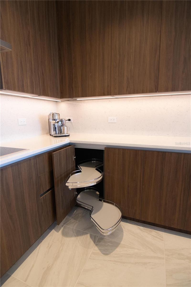 Custom Upgraded Italkraft Drawers in All Lower Cabinets