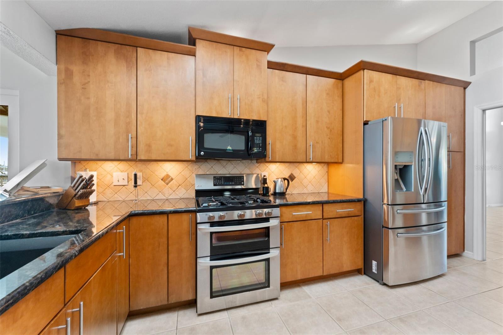 Cook like a pro with this kitchen’s natural gas stove, combining precision, efficiency, and style.