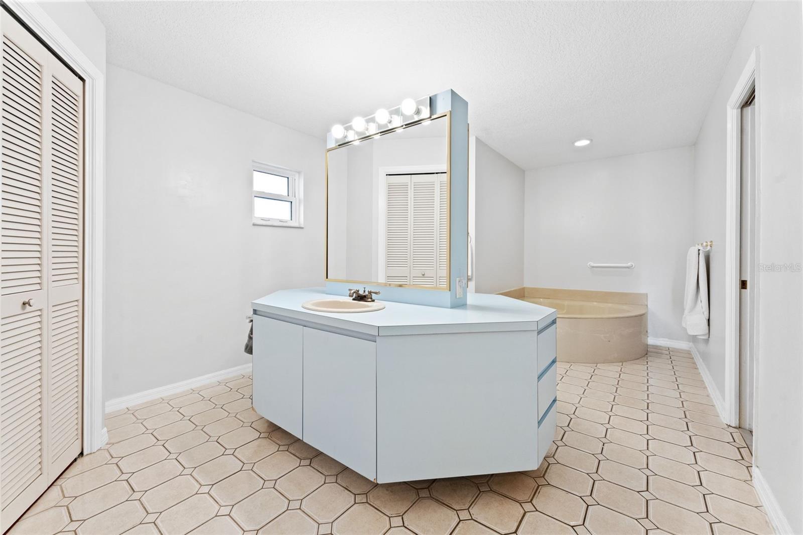 Spacious primary bathroom featuring a double vanity, combining functionality and style for your daily routine.