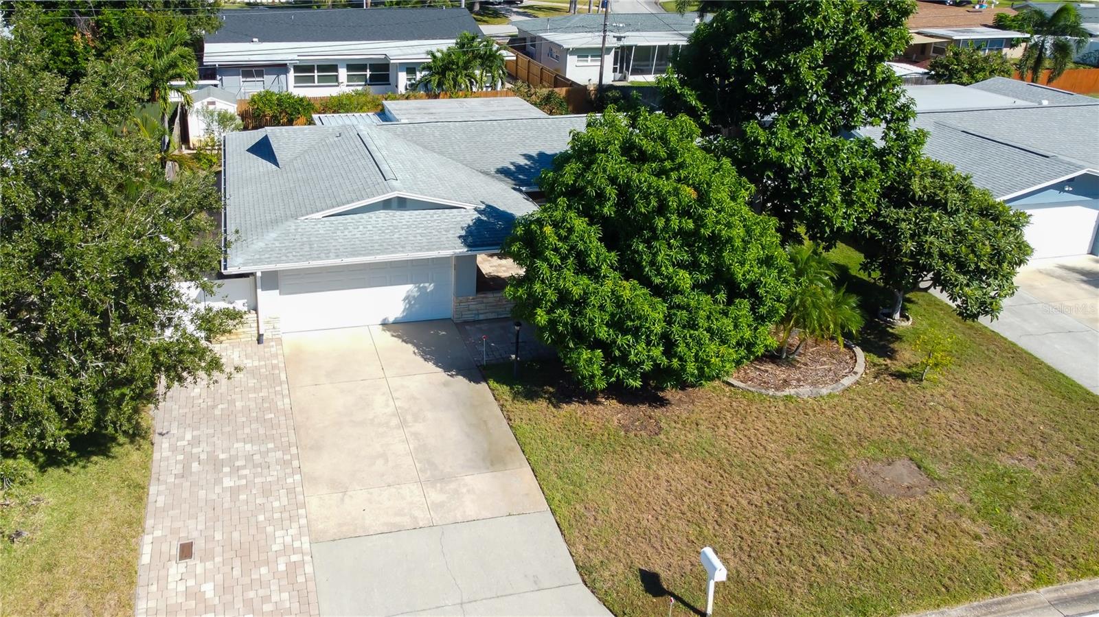 Large driveway with pavers