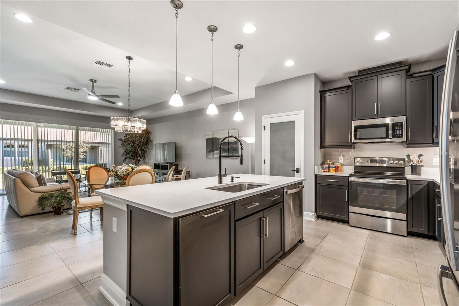 Large Kitchen| Lots of cabinet space