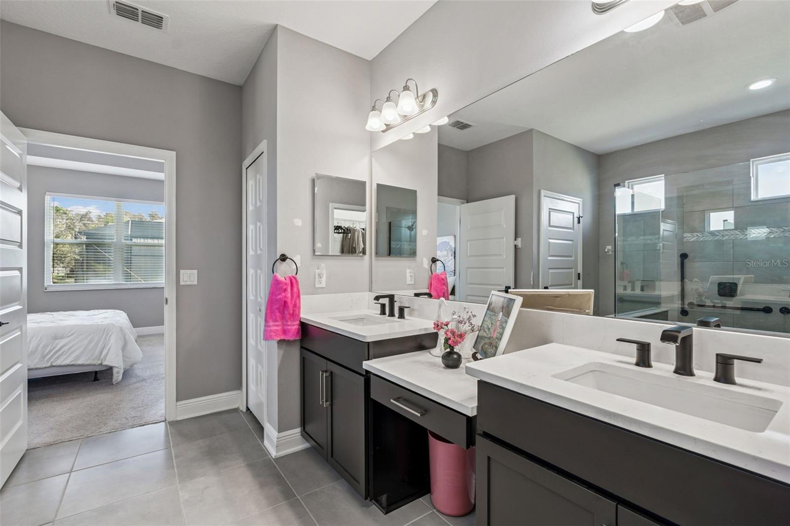 Modern bathroom | quartz counters