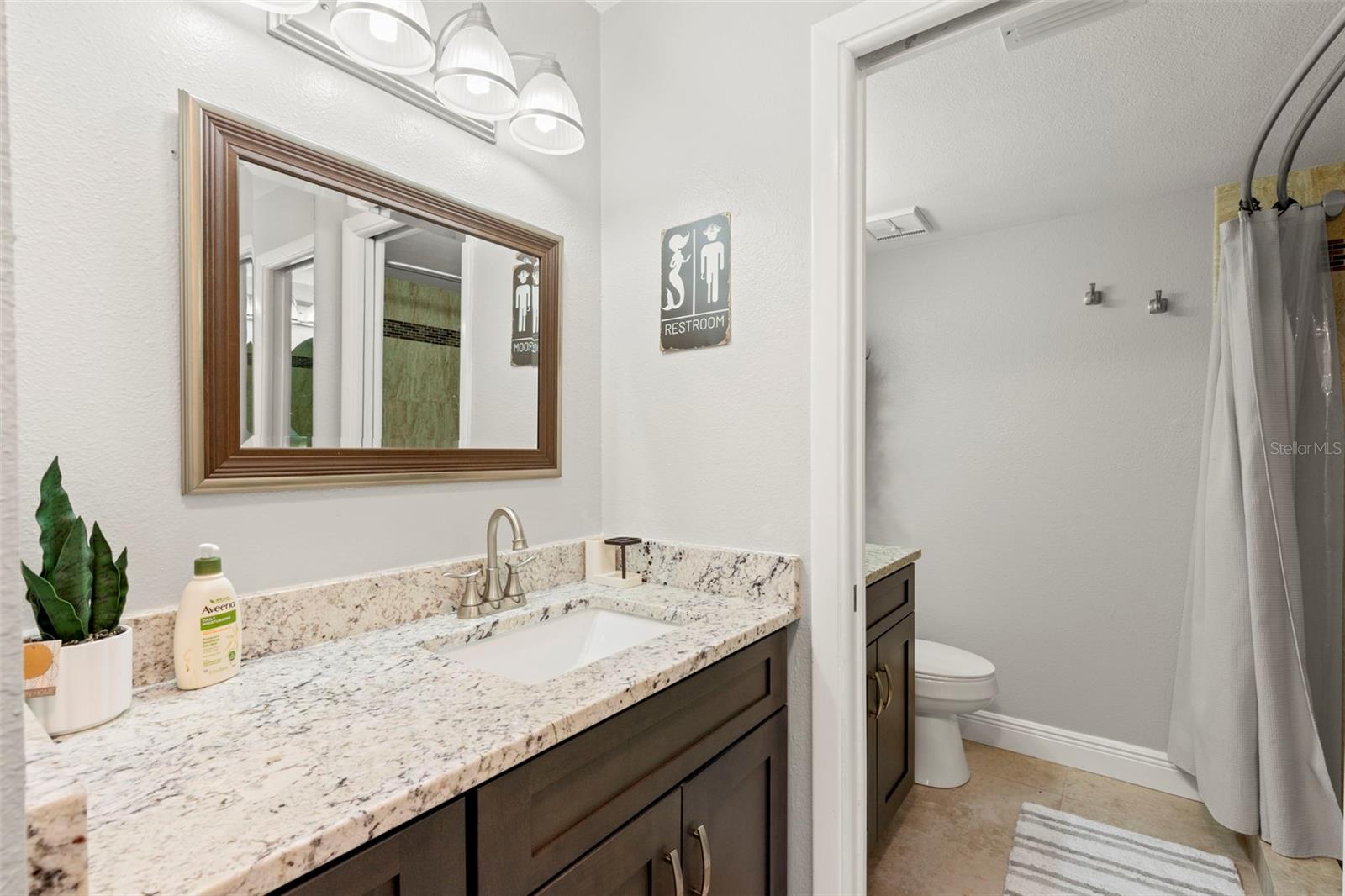 Primary en-suite bathroom