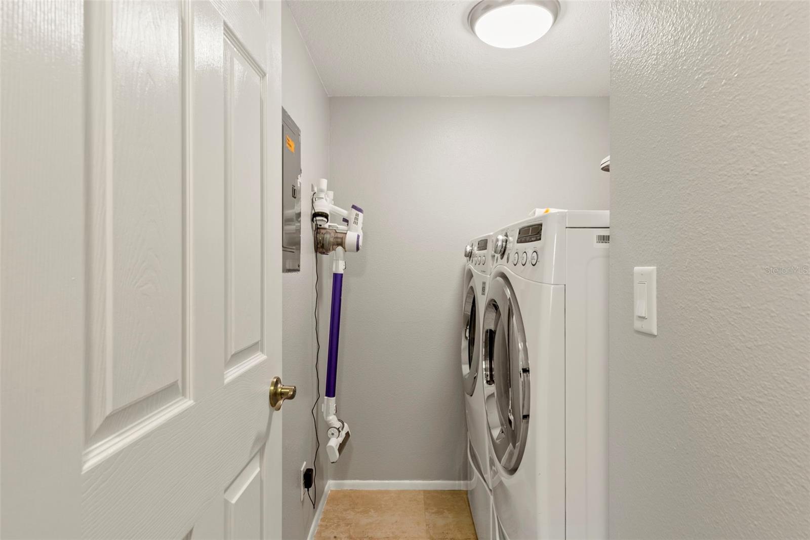Laundry room with washer/dryer
