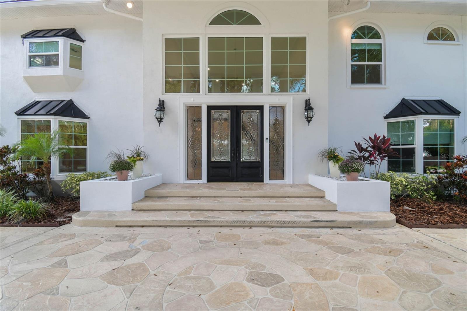 Front exterior/ Porte cochere