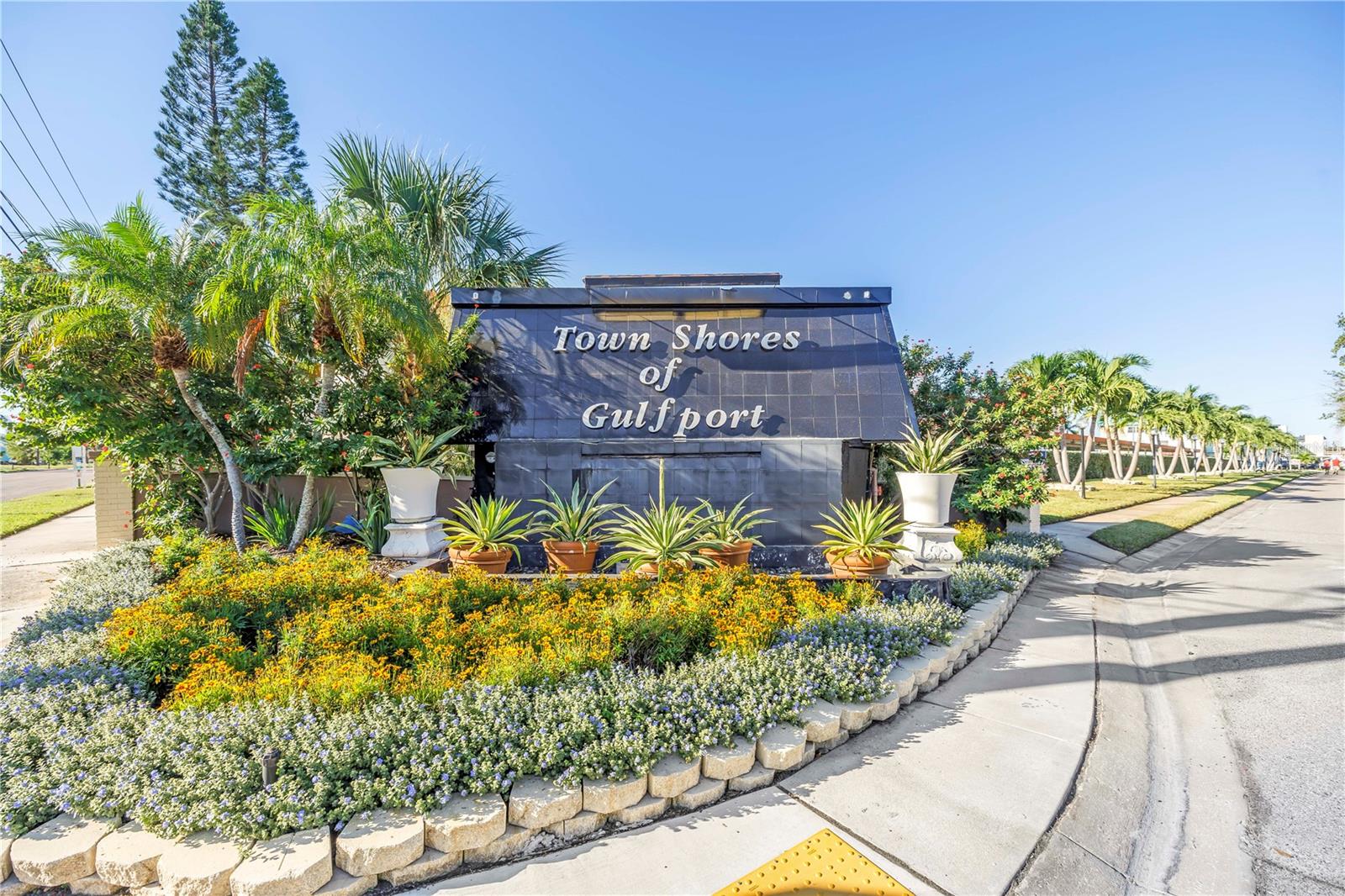 Entrance to community of Town Shores