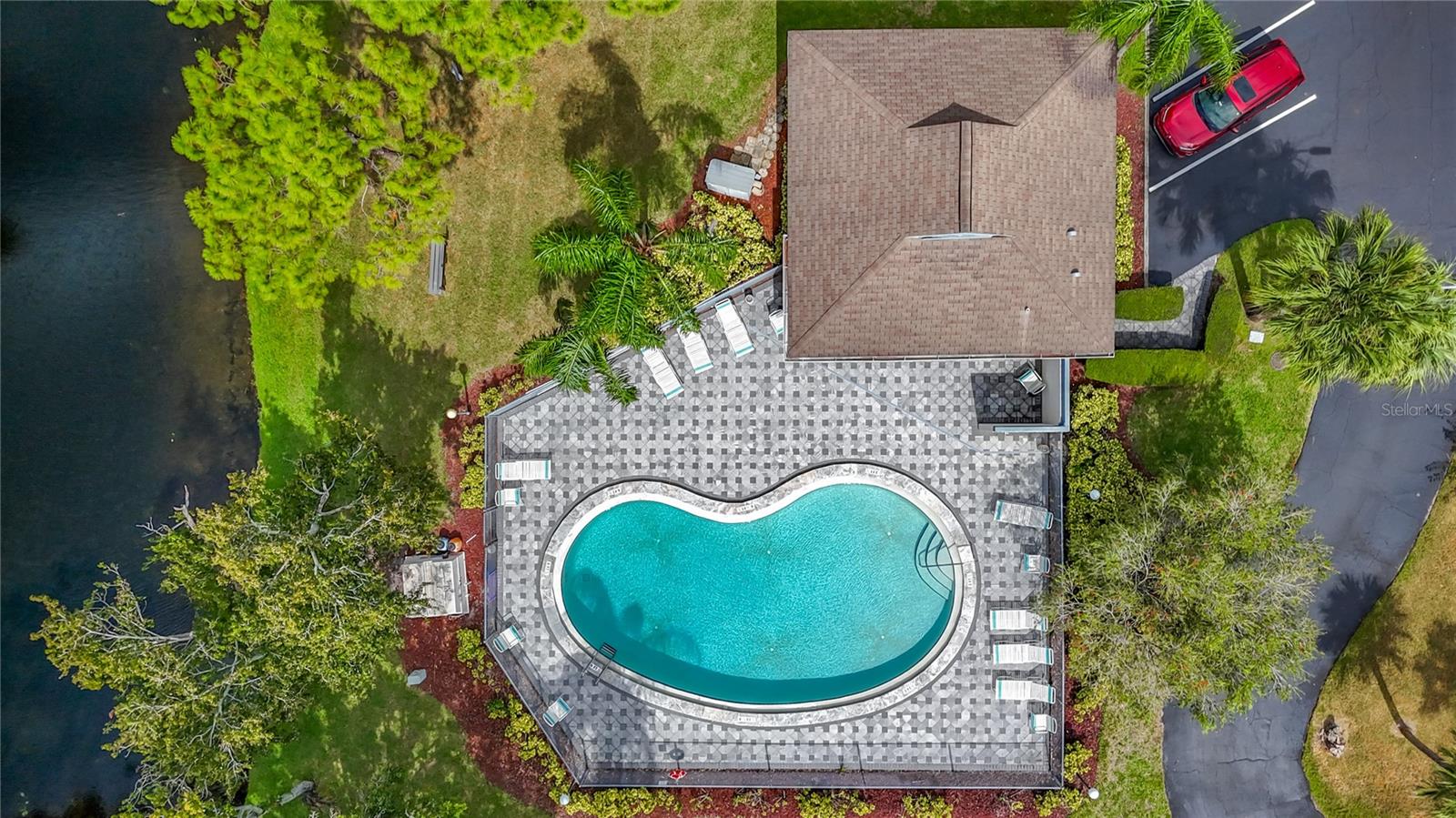 Bell Oak Villas Community Pool and Lake
