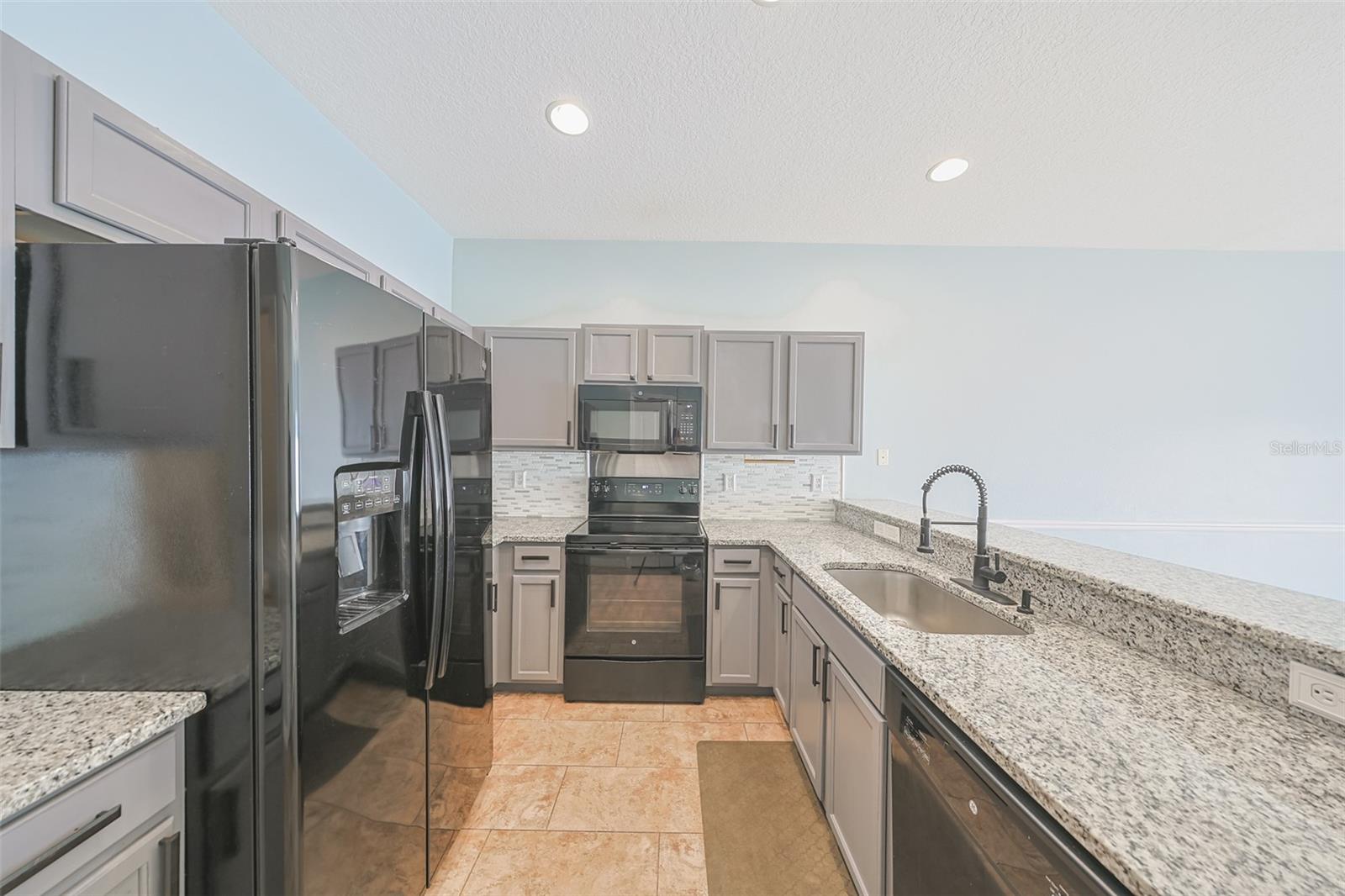 Black appliances and black cabinet hardware to tie it all together