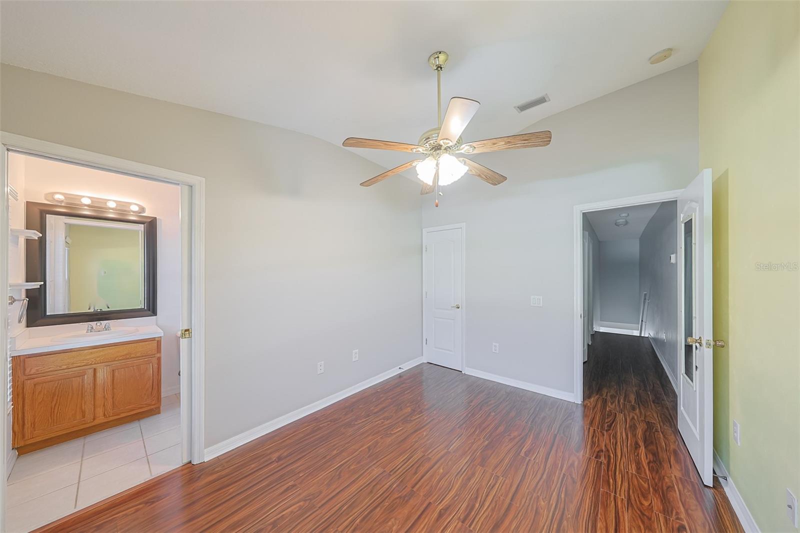 Ceiling fan, small walk-in closet and en suite bath
