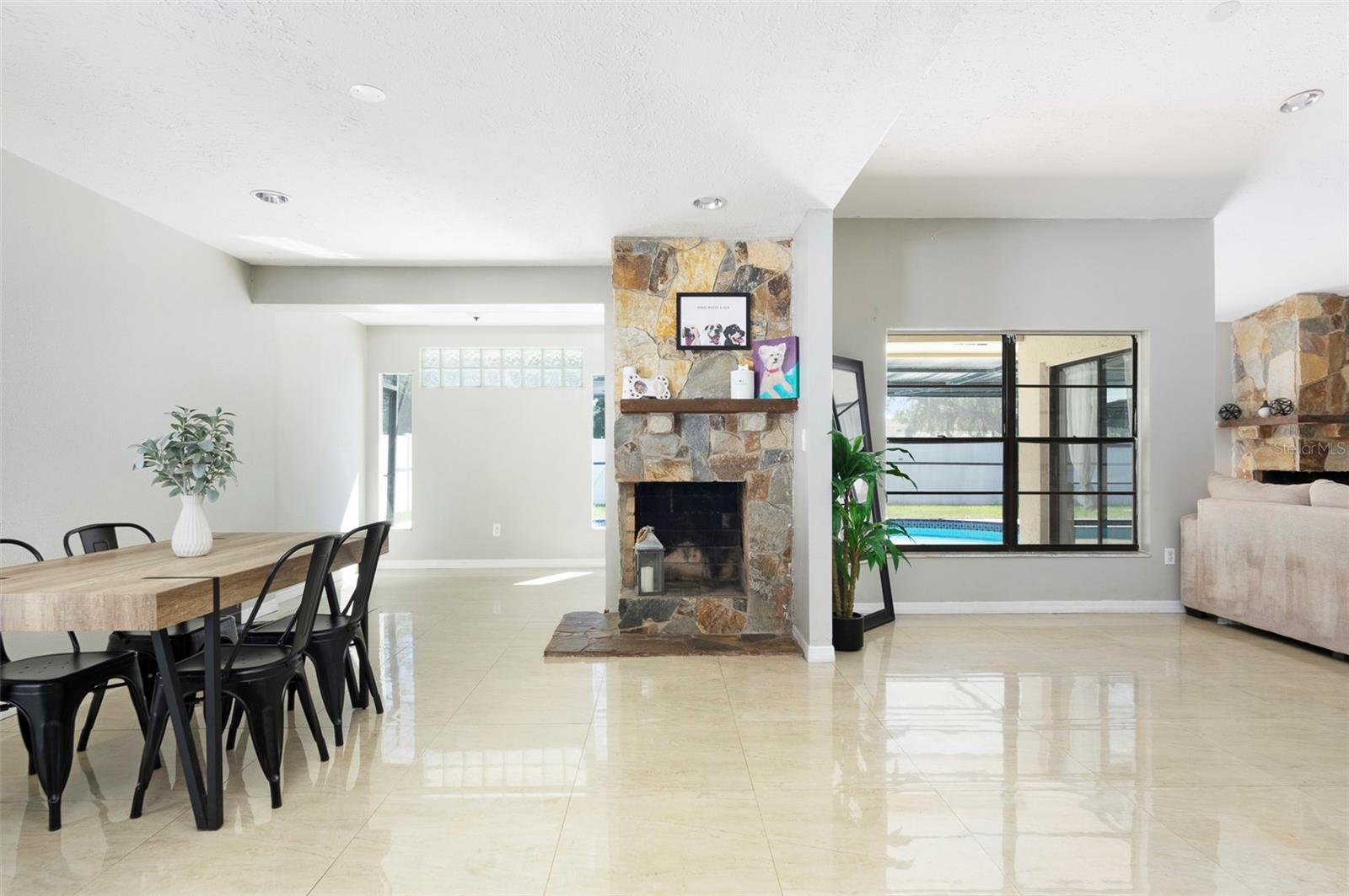 Dining room with Fireplace