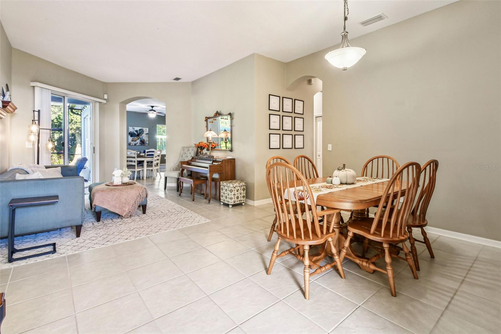 LIVING ROOM/DININGROOM COMBO!