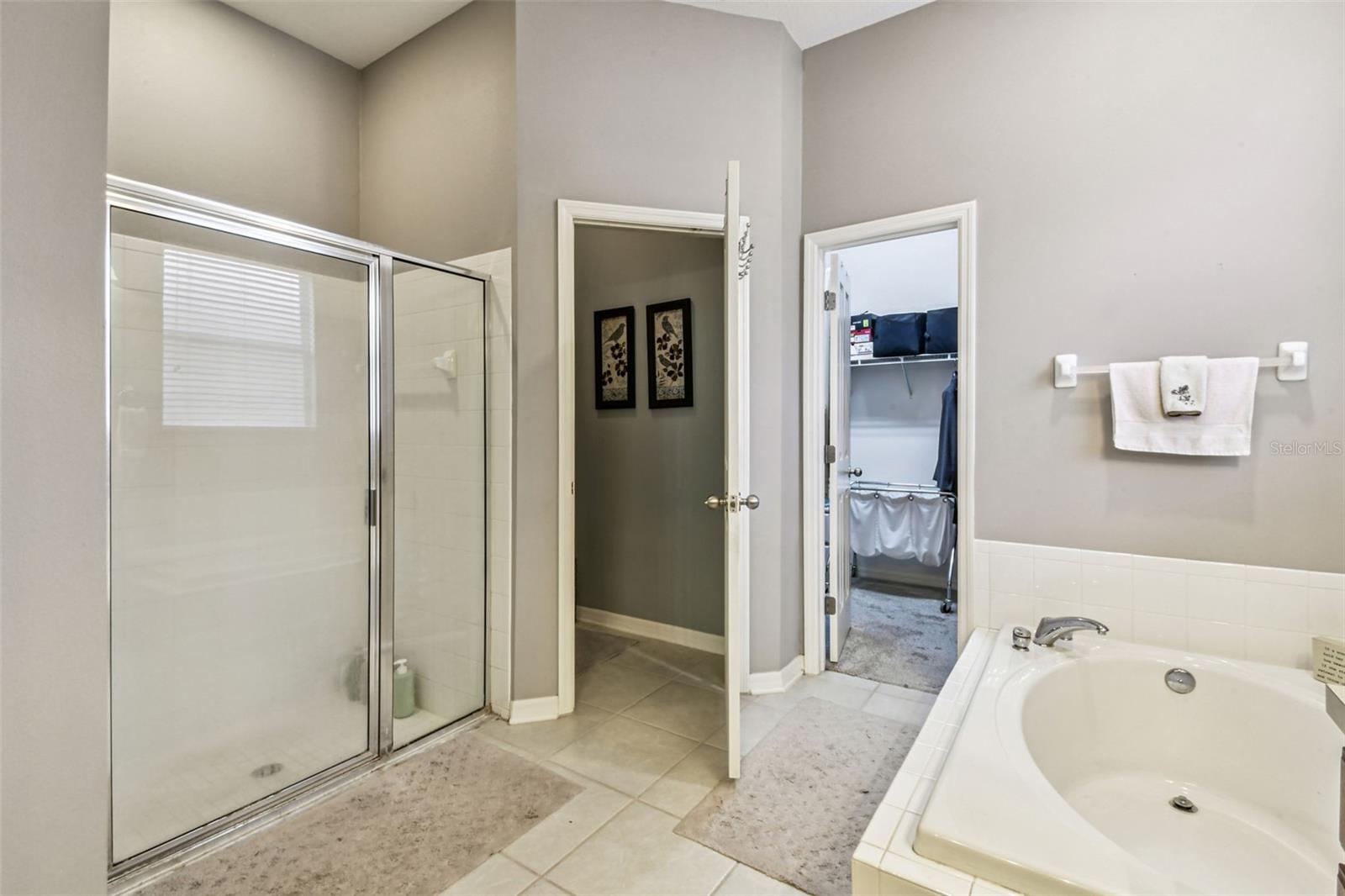 WALK-IN SHOWER!