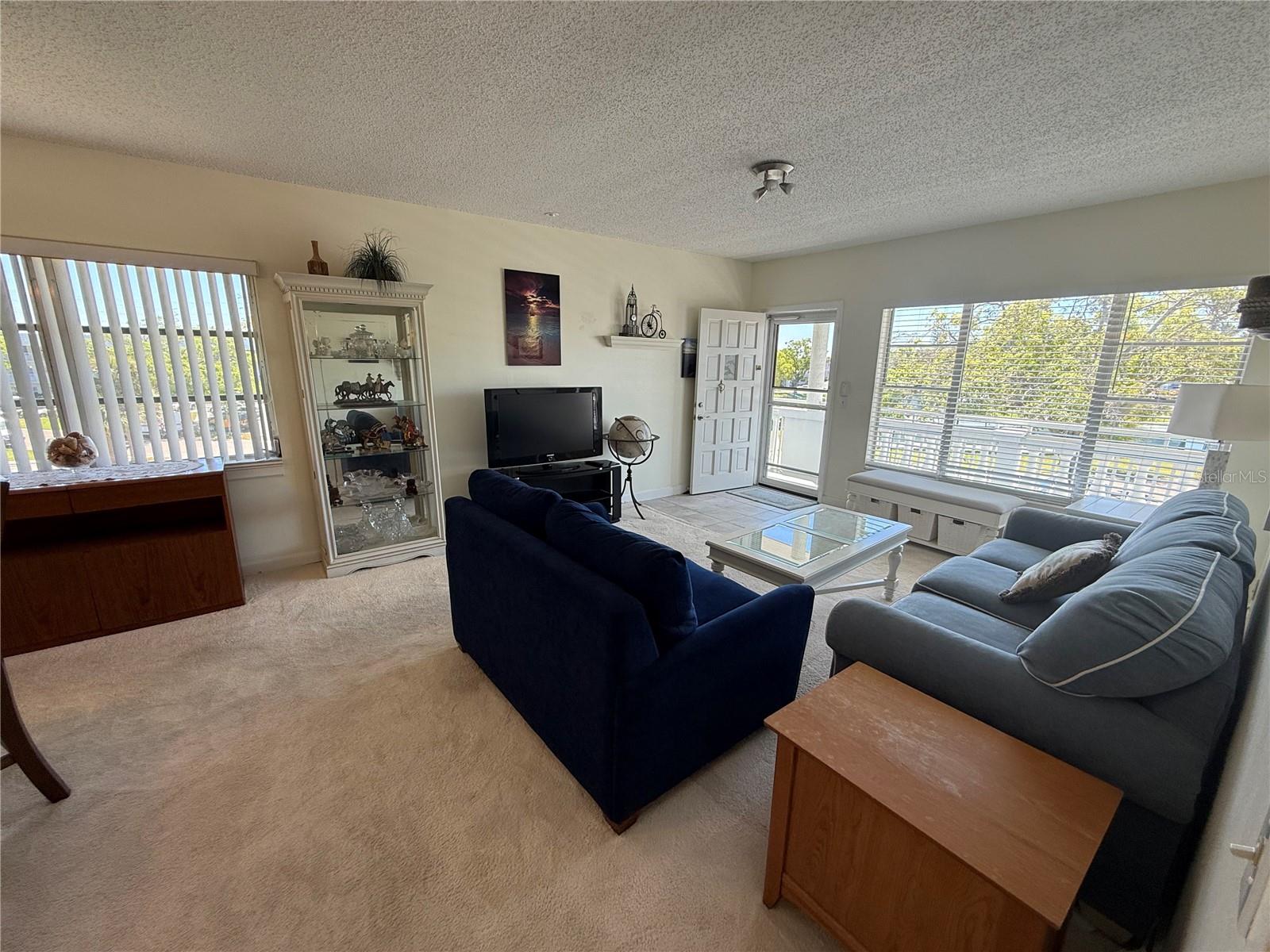 Extra natural light from windows/end unit