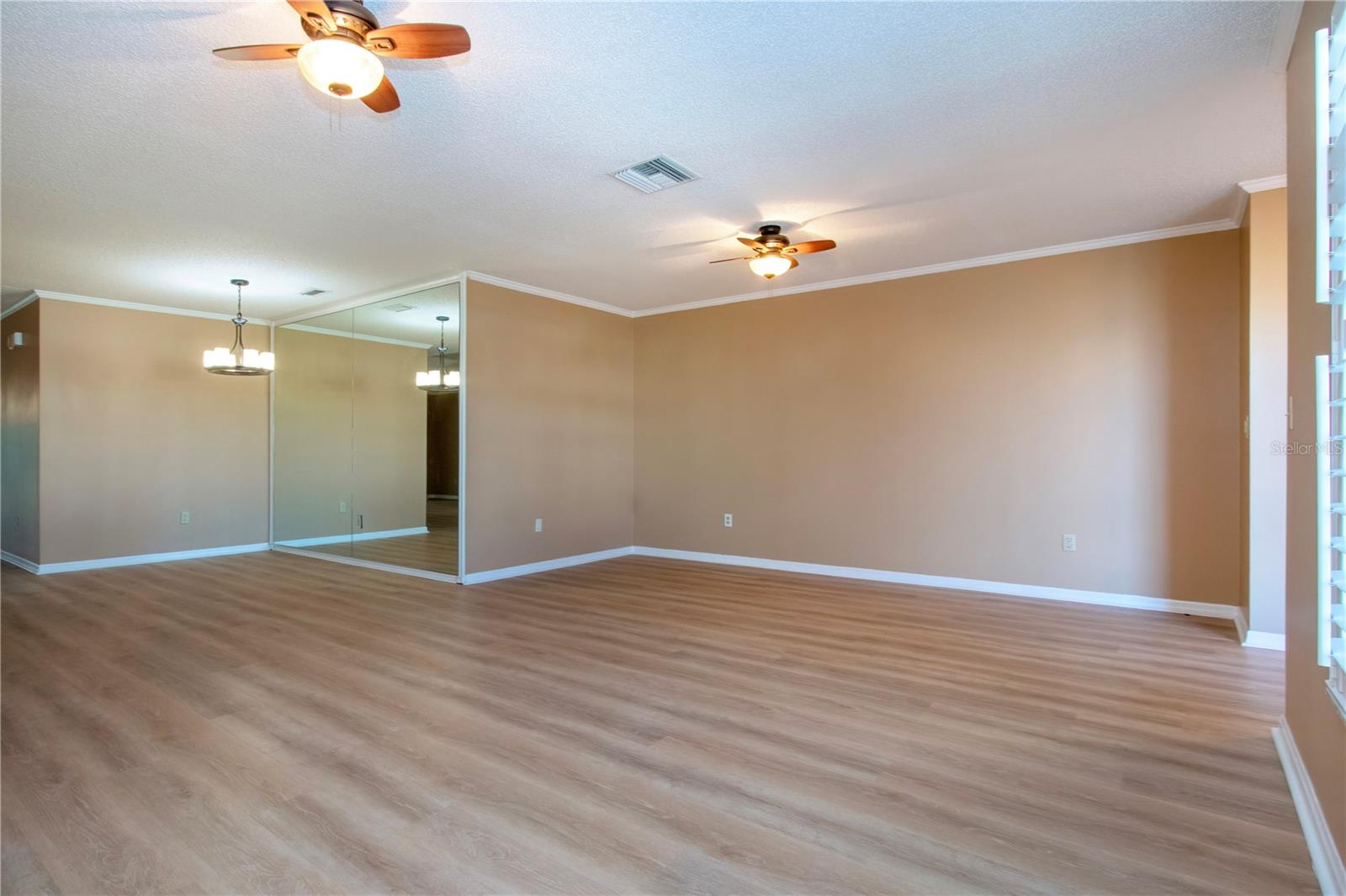 LIVING ROOM/DINING ROOM