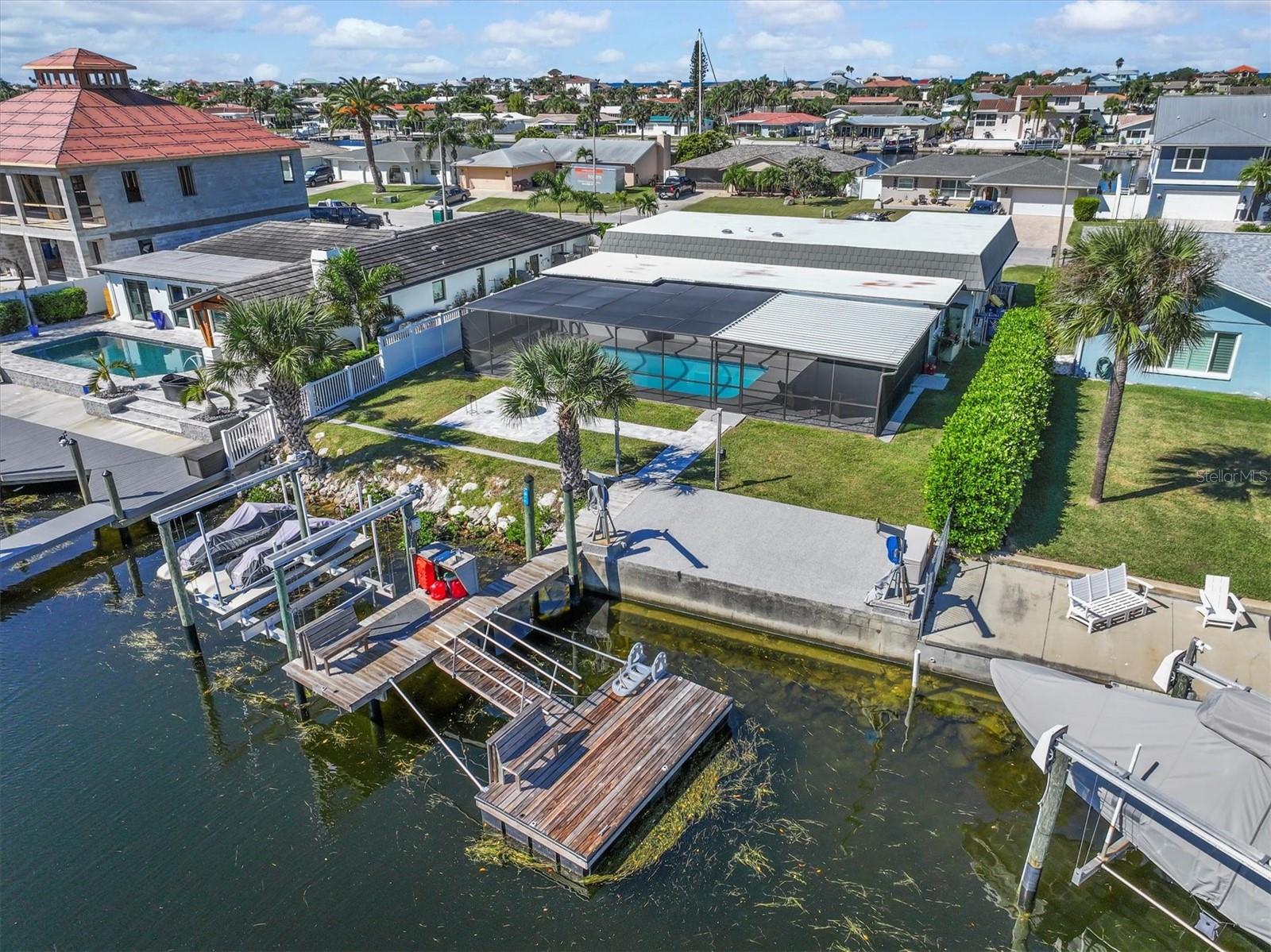 Boat Lift, floating dock, fishing sink, 2 new back patios off the canal