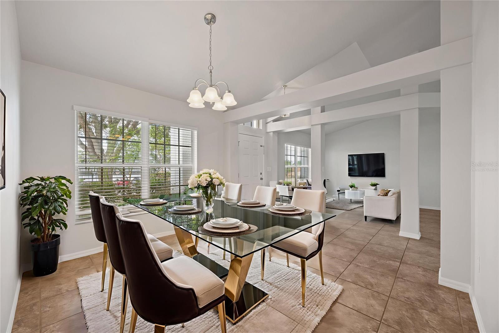 This photo has been Virtually Staged.