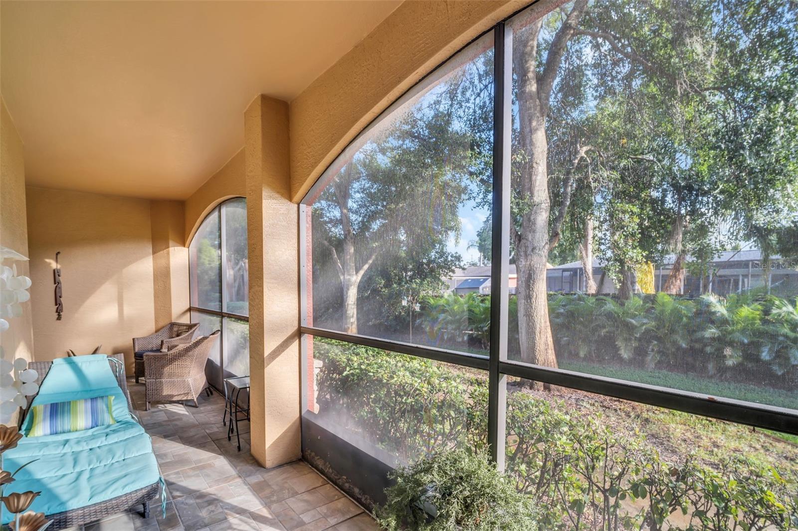 VERY LARGE LANAI