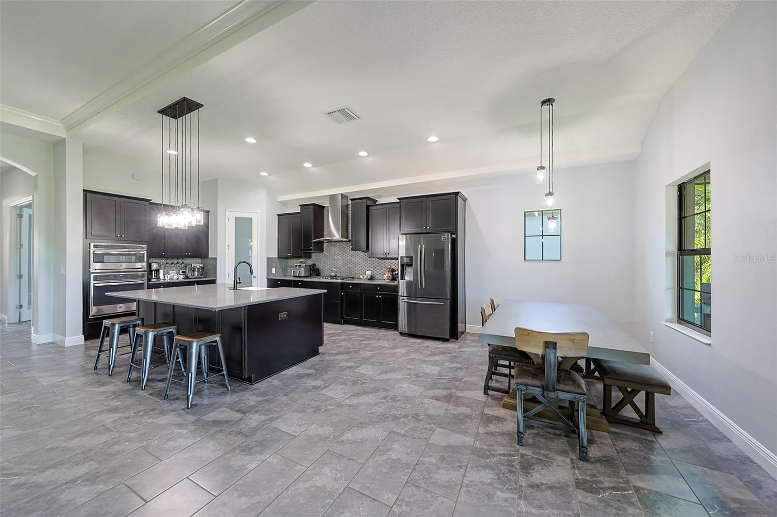Eat-in area/kitchen