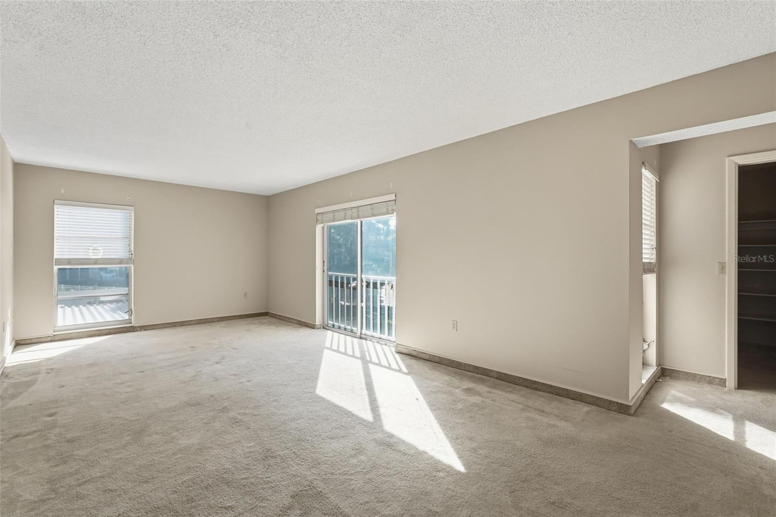 Huge Guest Room with walk in closet overlooking Golf Course