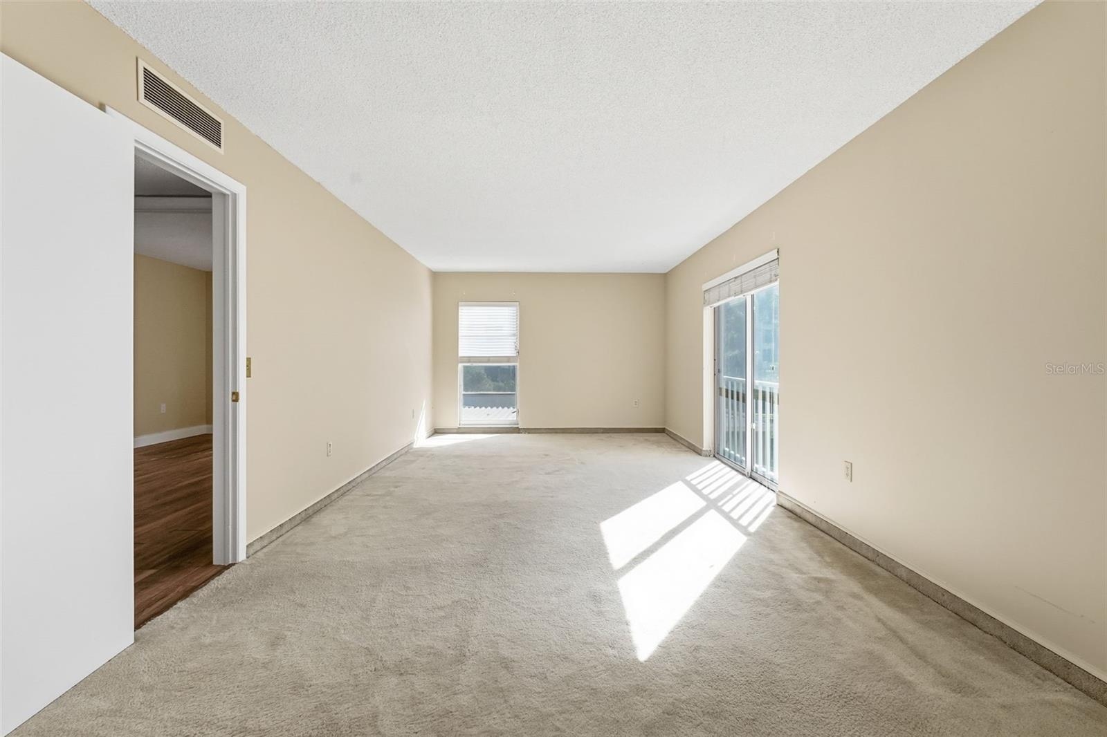 Huge Guest Room with walk in closet overlooking Golf Course